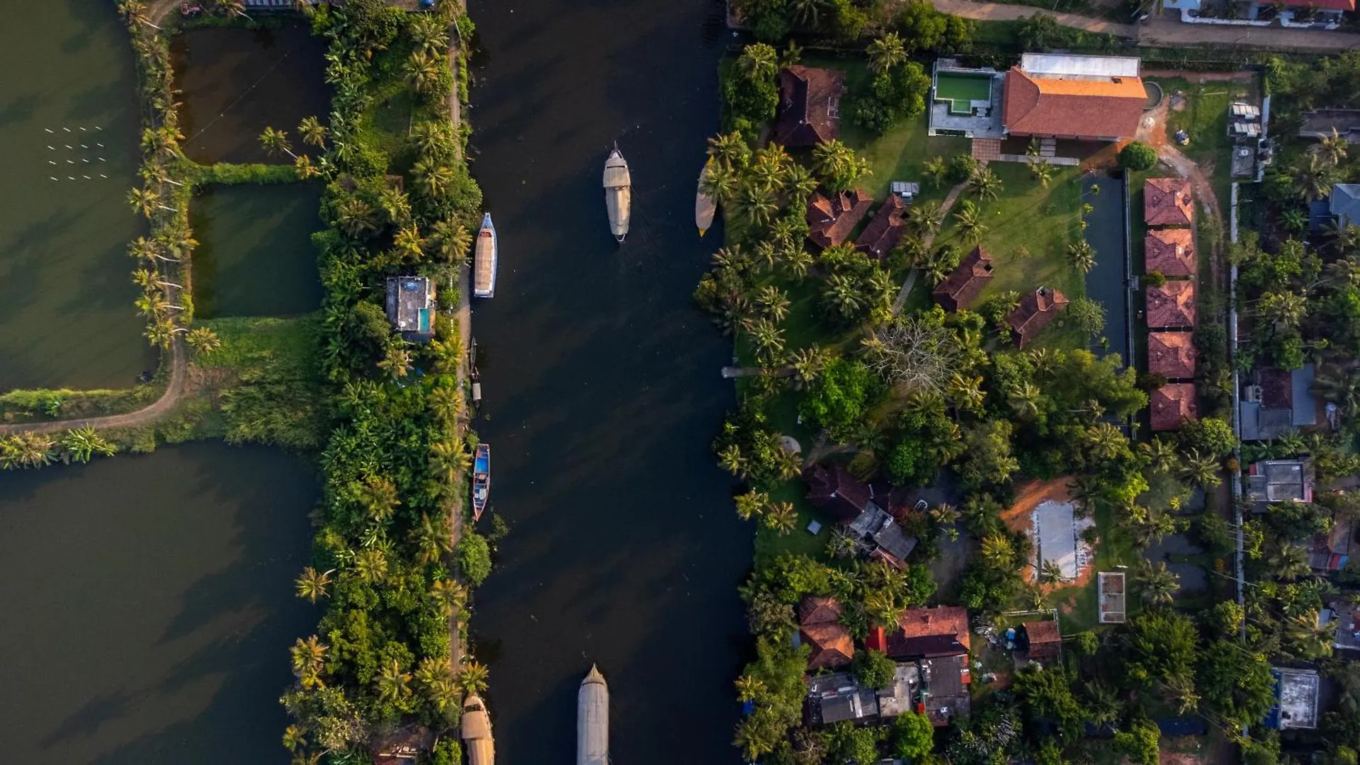 Palmgrove Lake Resort Alappuzha